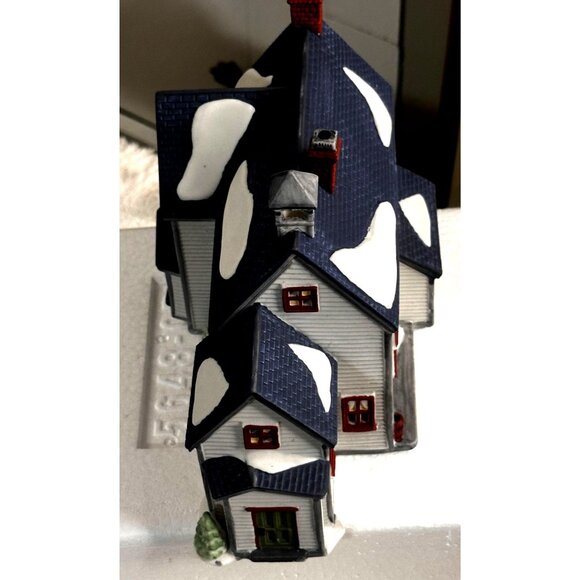 New England Village Series Pennsylvania Dutch Farmhouse Porcelain Lighted House - Picture 5 of 6